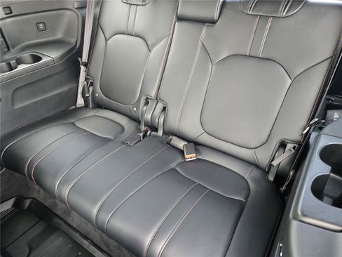 Used 2025 Honda Pilot TrailSport image 29