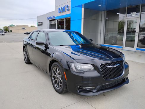 Used 2018 Chrysler 300 S w/ S Model Appearance Package AWD/4WD image 3