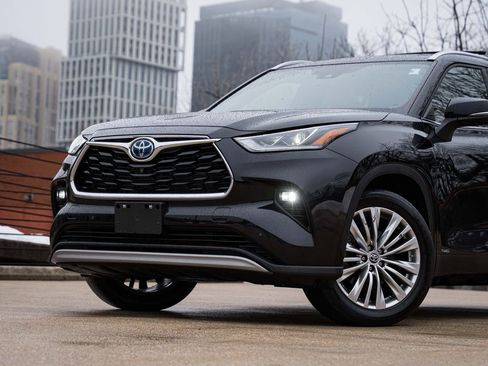 Used 2023 Toyota Highlander Platinum image 2