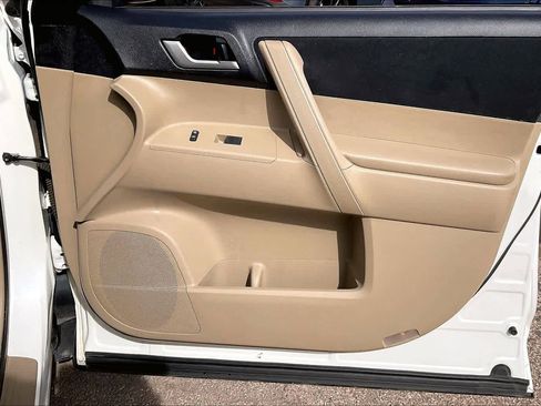 Used 2013 Toyota Highlander Plus image 22