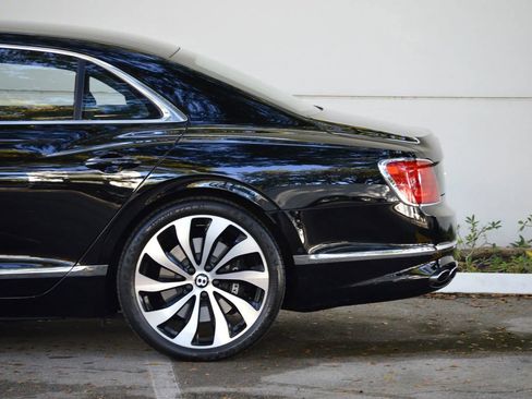 Used 2022 Bentley Flying Spur V8 image 9