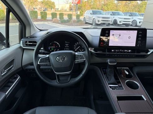 Used 2023 Toyota Sienna XLE image 14