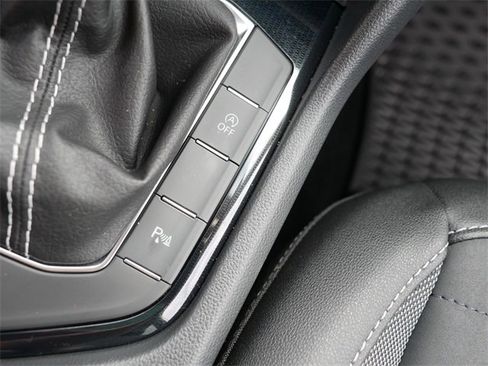 Certified 2025 Volkswagen Taos SE image 35