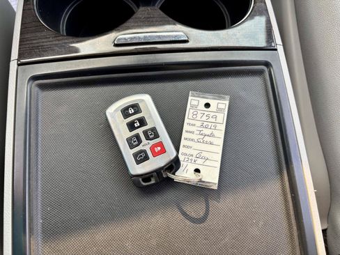 Used 2019 Toyota Sienna XLE Premium FWD image 18