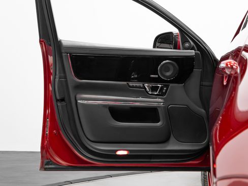 Used 2016 Jaguar XJ R image 46