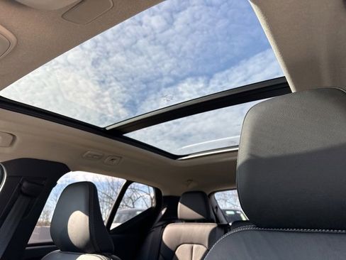 Certified 2023 Volvo XC40 B5 Plus image 18