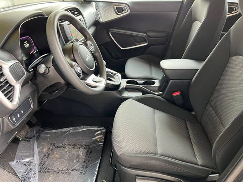Used 2025 Kia Soul LX w/ LX Technology Package FWD image 29
