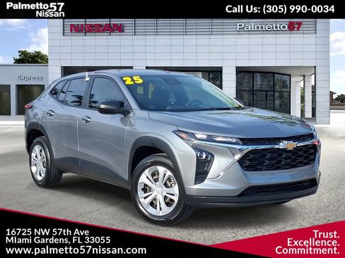 Used 2025 Chevrolet Trax LS FWD image 1