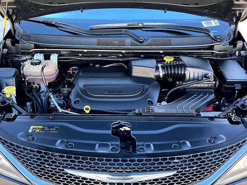 Certified 2020 Chrysler Pacifica Limited image 11