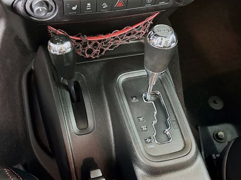 Used 2018 Jeep Wrangler Unlimited Rubicon w/ Connectivity Group image 18