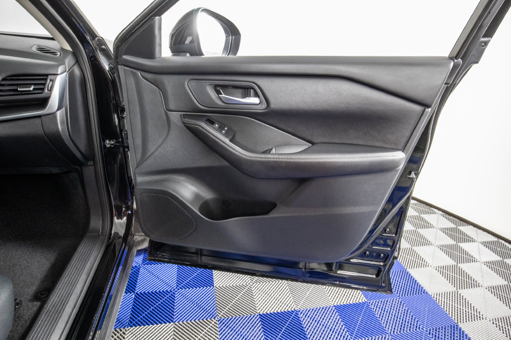 Used 2025 Nissan Rogue SV FWD image 16