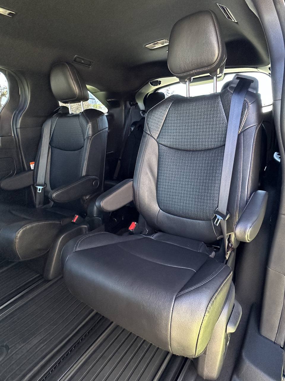 Used 2025 Toyota Sienna Platinum AWD/4WD image 19