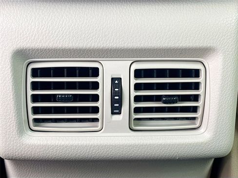 Used 2018 Toyota Camry XLE image 28