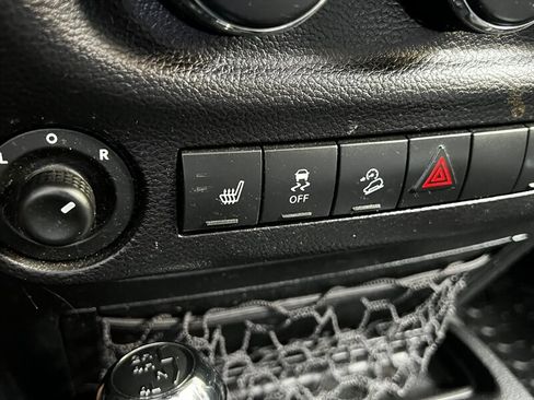 Used 2015 Jeep Wrangler Unlimited Sahara w/ Dual Top Group AWD/4WD image 31