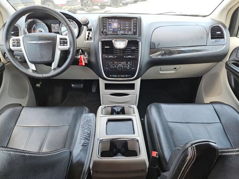 Used 2016 Chrysler Town & Country Touring FWD image 16