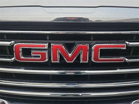 Used 2024 GMC Terrain SLT image 30