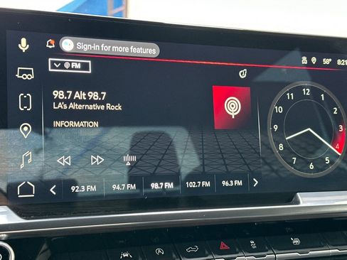 Certified 2025 GMC Sierra 1500 SLT image 24