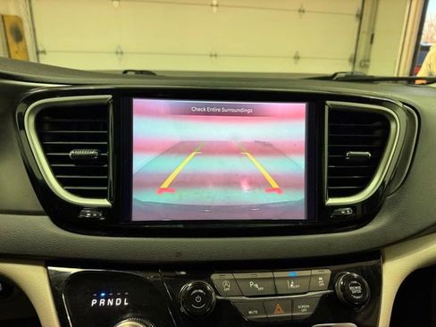 Used 2024 Chrysler Pacifica Touring-L image 19