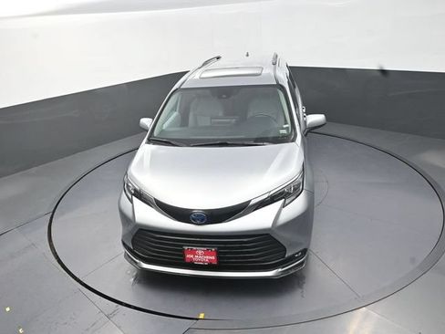 Used 2025 Toyota Sienna XLE FWD image 23