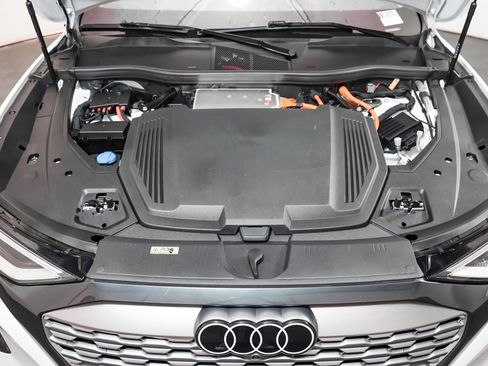 Used 2024 Audi Q8 e-tron Premium Plus image 4