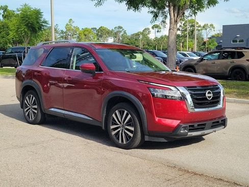 Certified 2022 Nissan Pathfinder Platinum w/ Cargo Package AWD/4WD image 5
