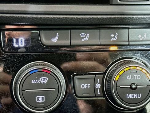Certified 2023 Volkswagen Jetta SE w/ Panoramic Sunroof Package FWD image 20