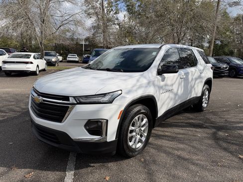 Used 2023 Chevrolet Traverse LS image 3