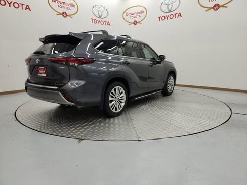 Used 2025 Toyota Highlander Platinum image 8