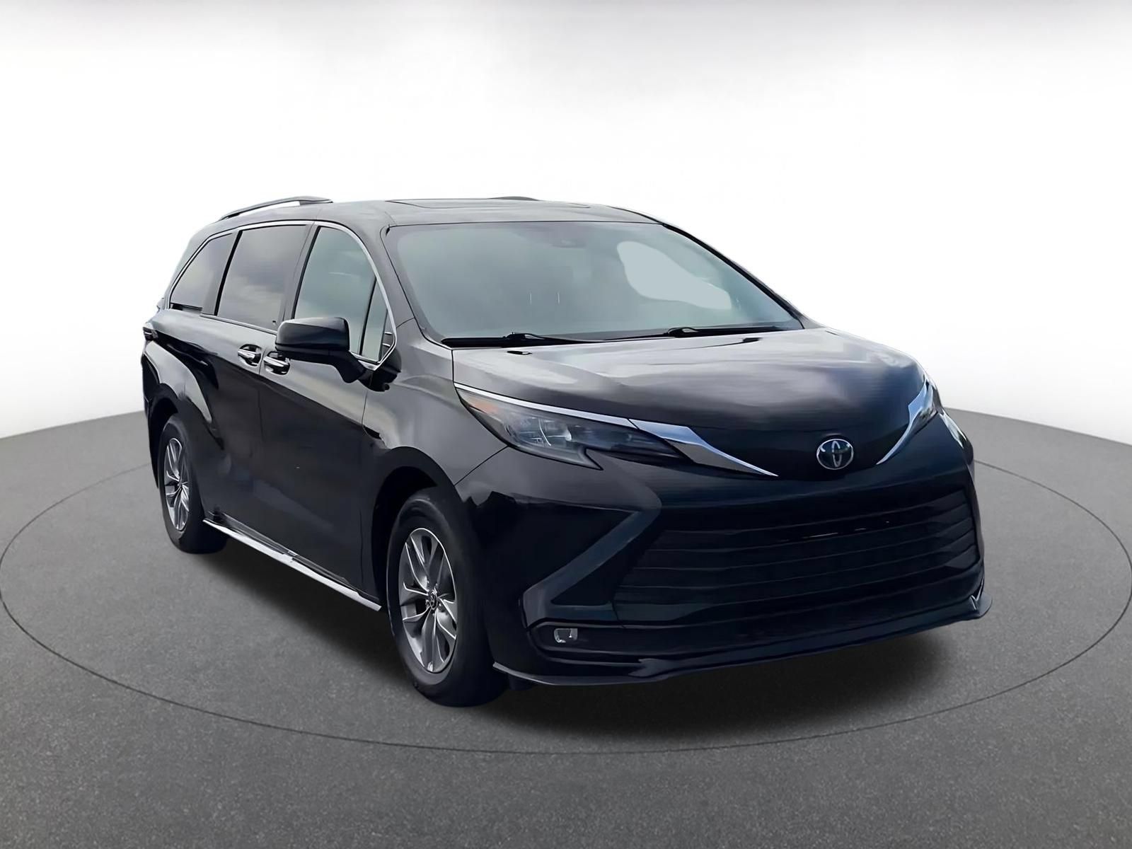 Used 2025 Toyota Sienna XLE FWD image 3