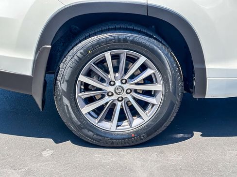 Used 2017 Toyota Highlander XLE AWD/4WD image 10