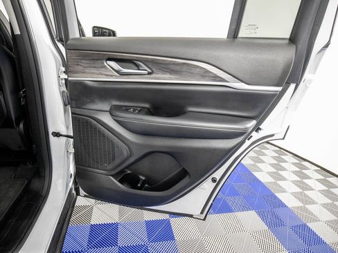 Used 2023 Jeep Grand Cherokee Limited w/ Black Appearance Package image 16