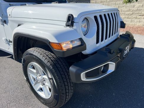 Used 2022 Jeep Gladiator Sport image 9