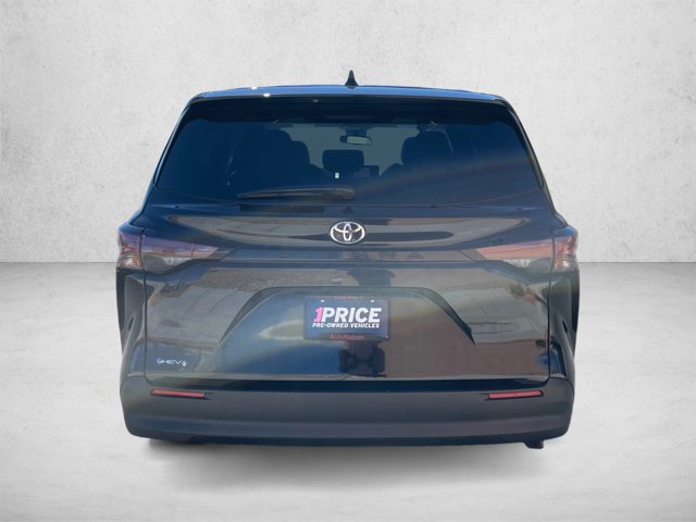 Used 2026 Toyota Sienna LE FWD image 7