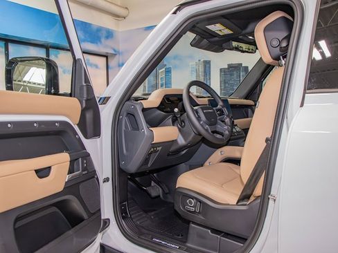 Used 2025 Land Rover Defender 130 X-Dynamic SE image 13