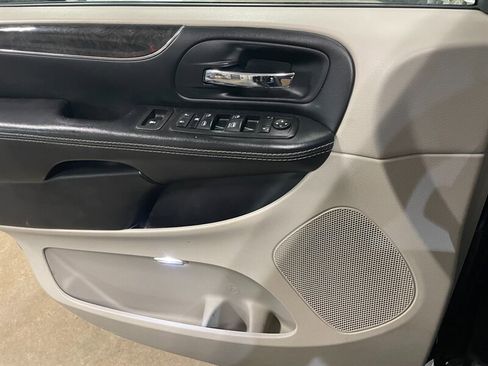 Used 2015 Chrysler Town & Country Touring w/ Driver Convenience Group image 23