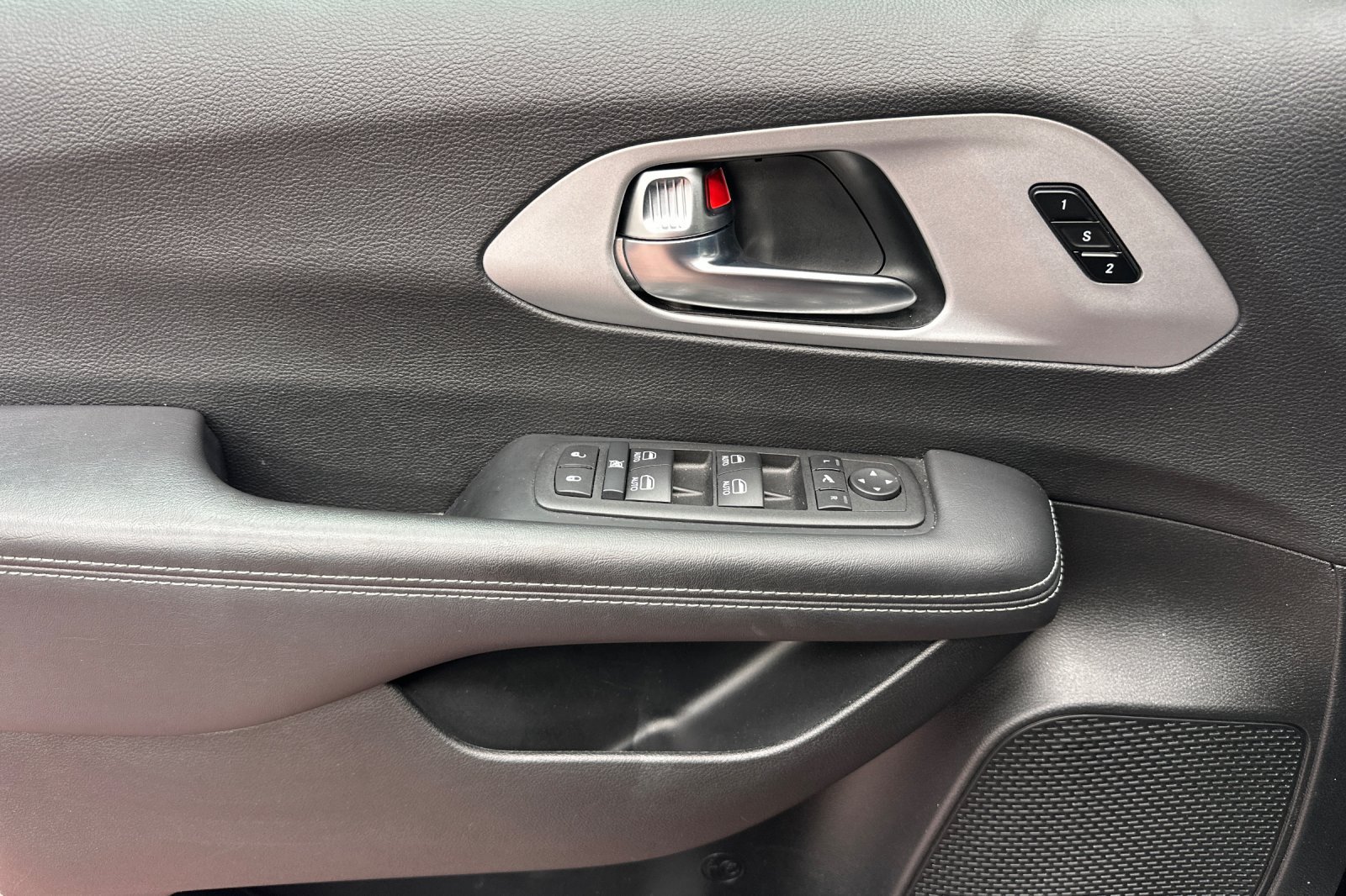 Used 2025 Chrysler Pacifica Limited FWD image 14