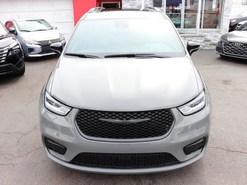 Used 2025 Chrysler Pacifica Limited image 9