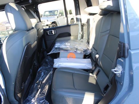 New 2025 Jeep Gladiator Mojave image 25