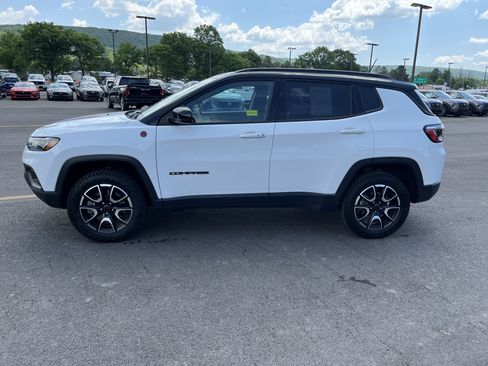 Used 2025 Jeep Compass Trailhawk AWD/4WD image 12