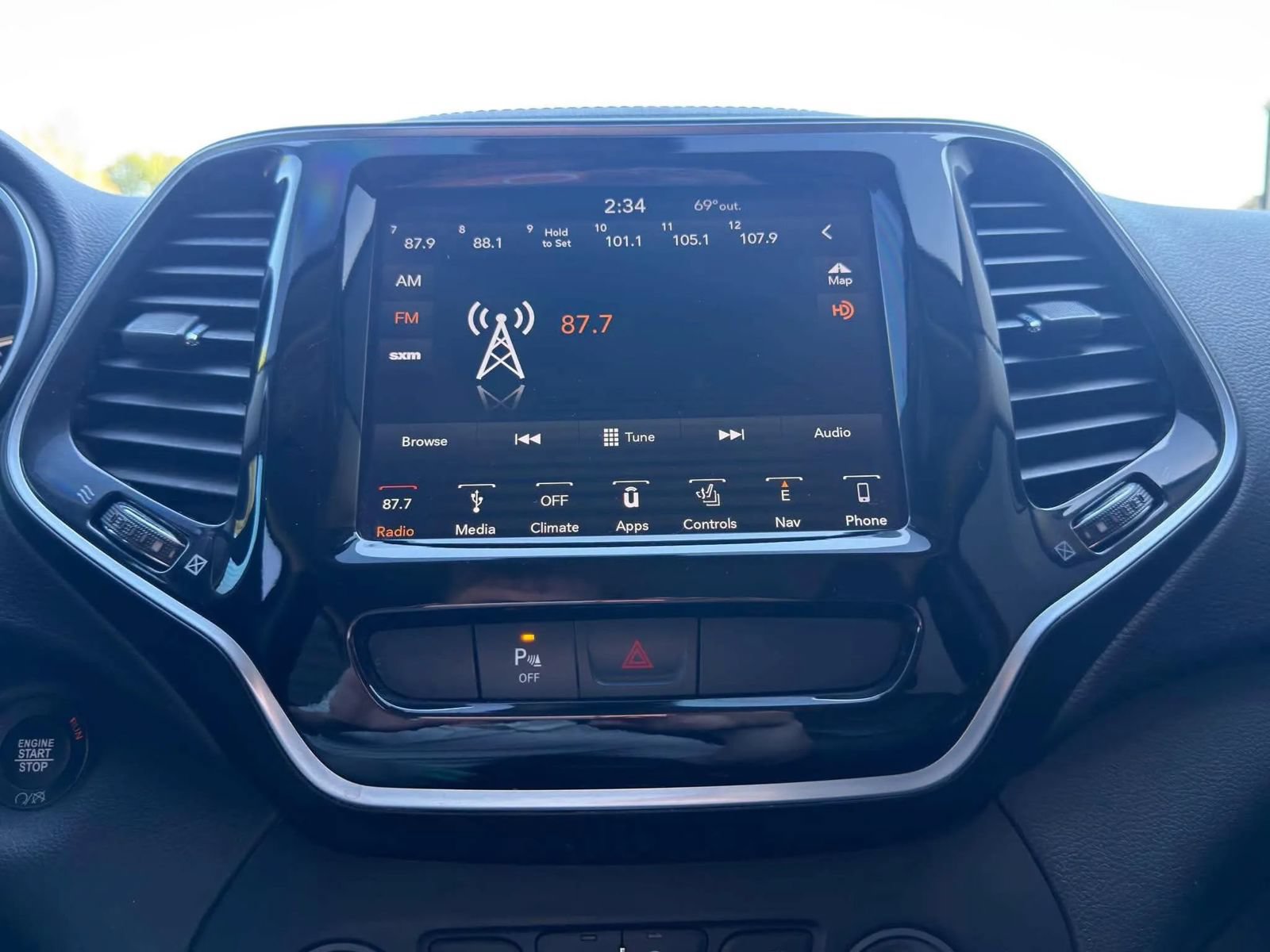 Used 2019 Jeep Cherokee Limited FWD image 12