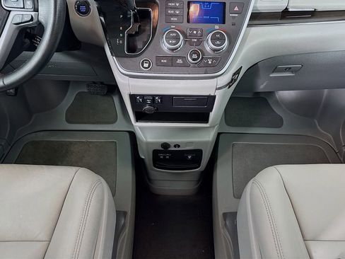Used 2020 Toyota Sienna XLE Premium image 38