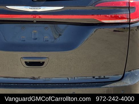 Used 2025 Chrysler Pacifica Select image 5