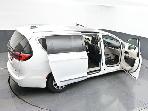 Used 2023 Chrysler Pacifica Limited FWD image 69