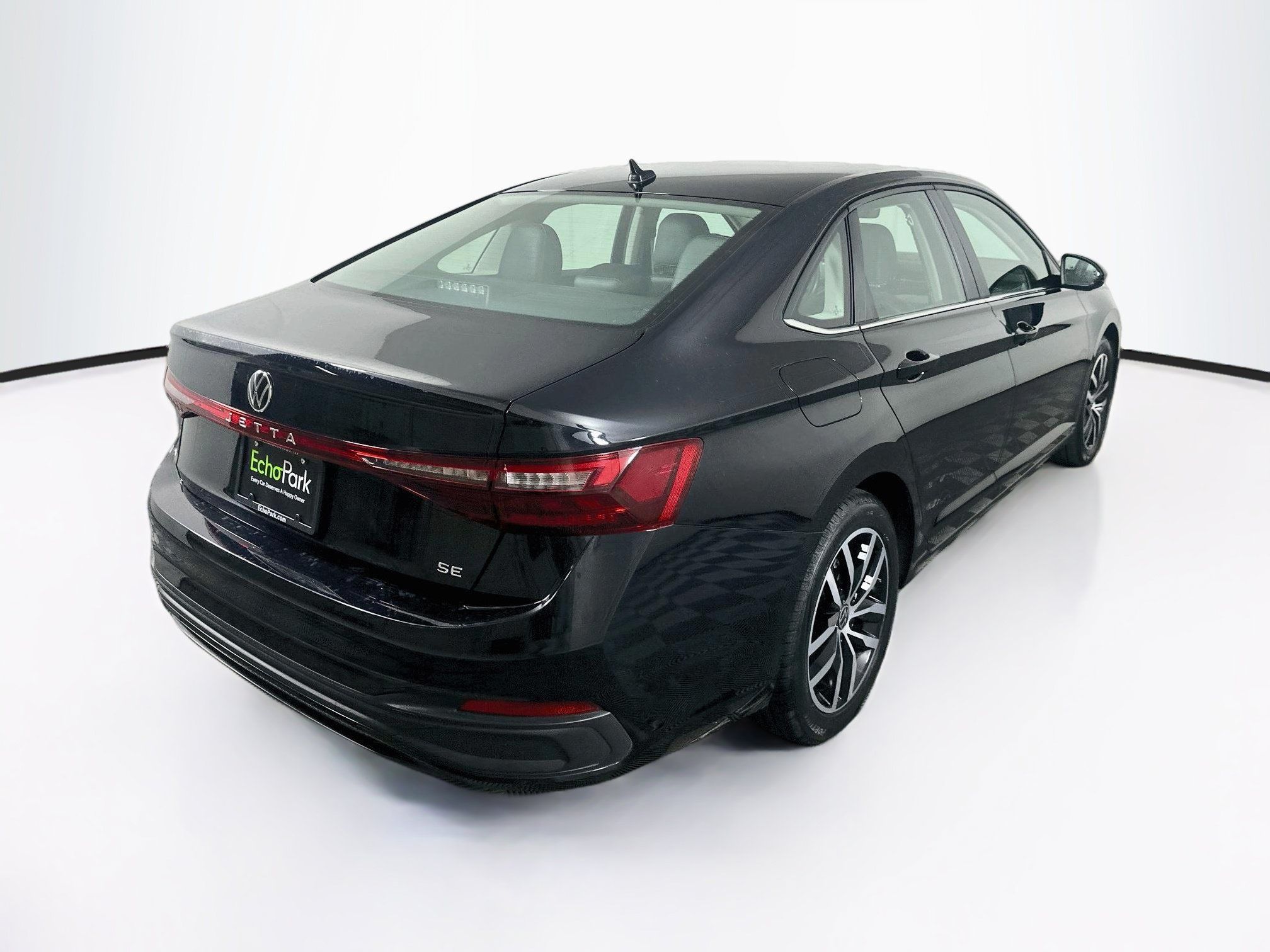 Used 2025 Volkswagen Jetta SE FWD image 9