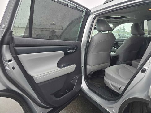 Used 2022 Toyota Highlander XLE AWD/4WD image 16