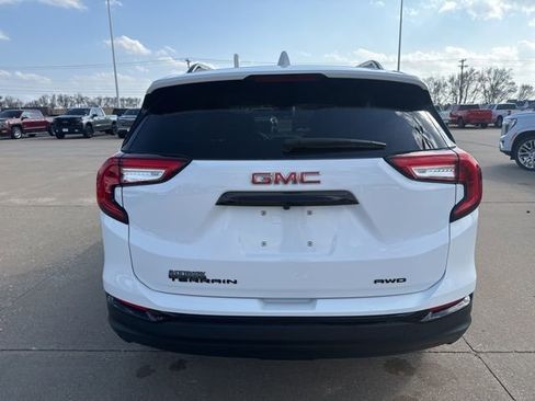 Used 2023 GMC Terrain SLE w/ Driver Convenience Package image 4