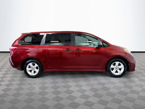 Used 2020 Toyota Sienna L image 31