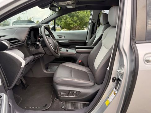 Used 2023 Toyota Sienna XSE w/ XSE Plus Package AWD/4WD image 12