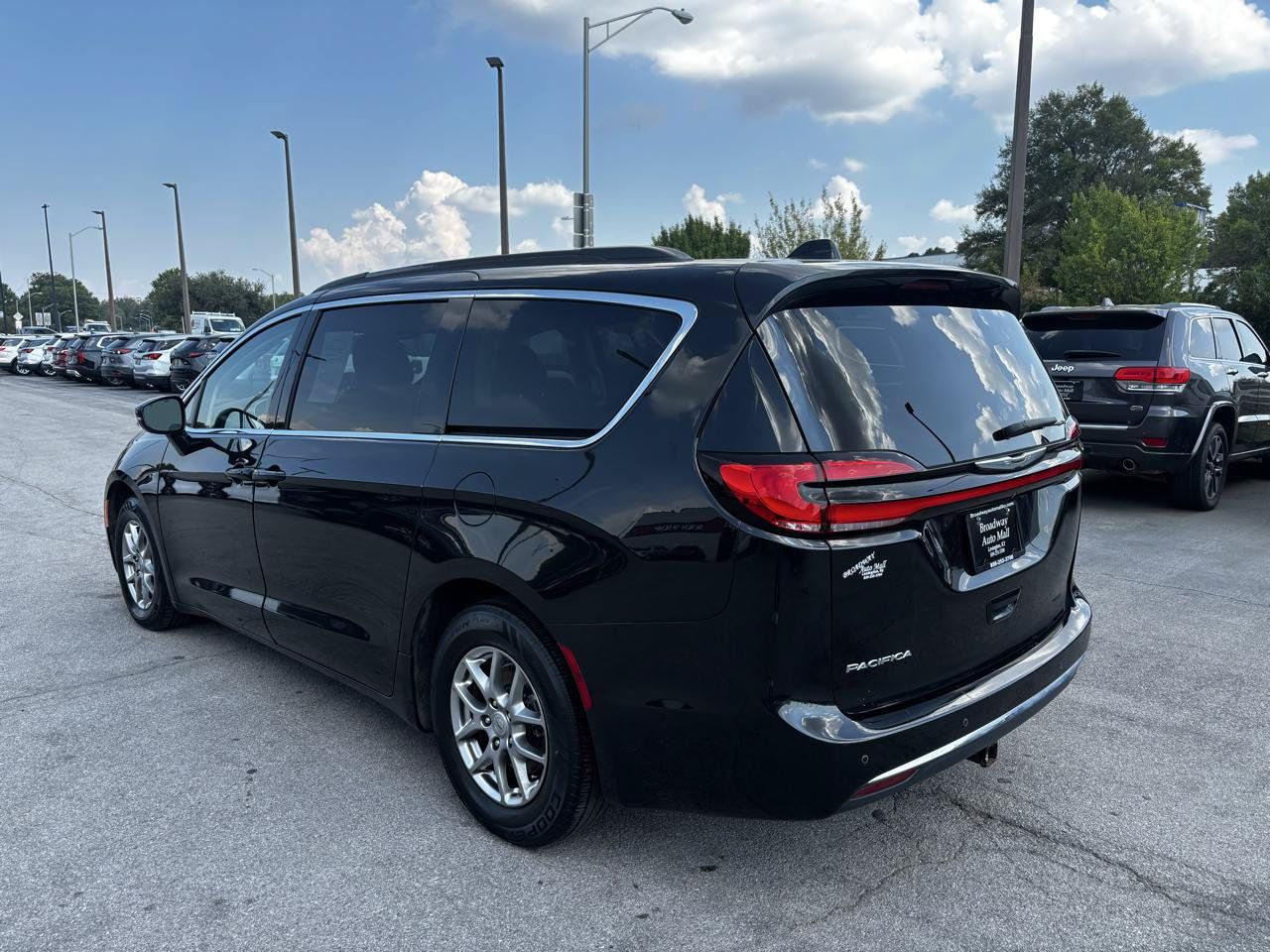 Used 2021 Chrysler Pacifica Touring FWD image 5