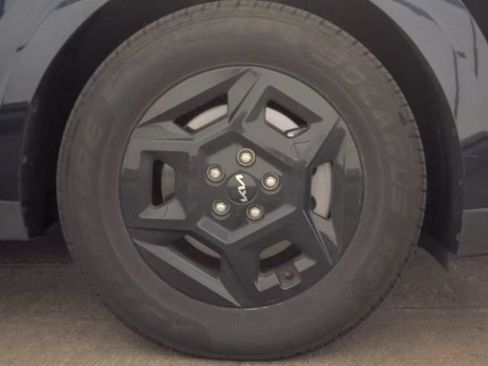 Used 2025 Kia Carnival FWD image 22